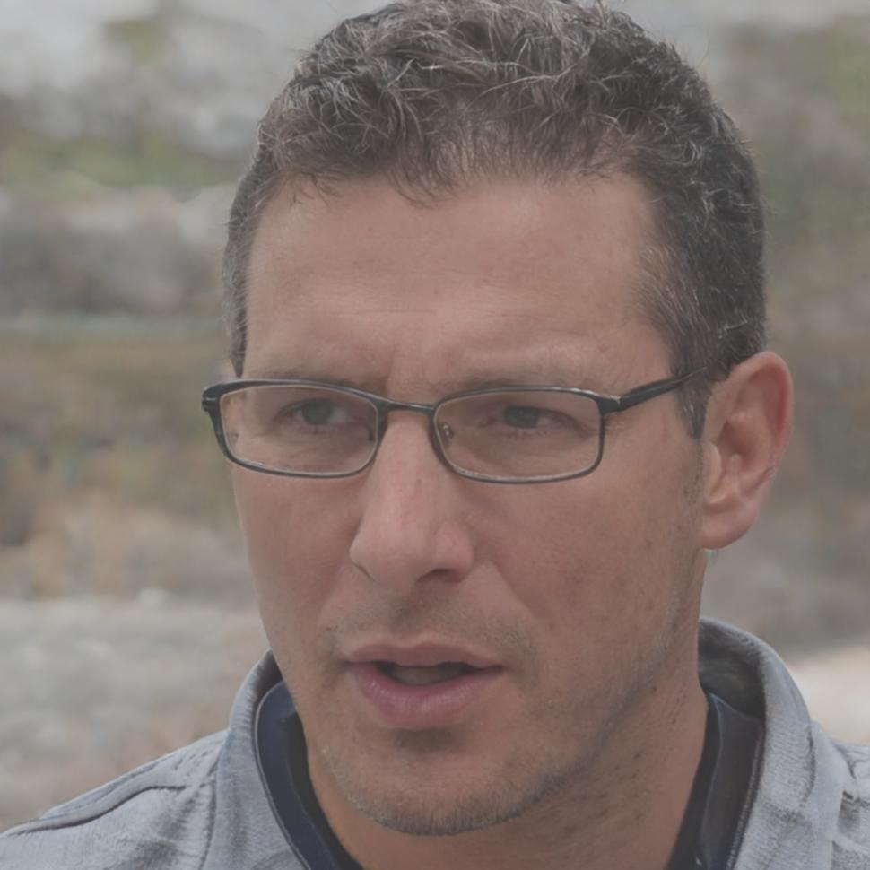 Raúl Santamaría, instructor de análisis financiero